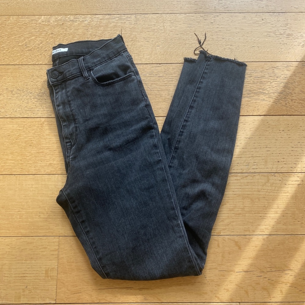 PAC SUN light Grey skinny jeans 28 long like new